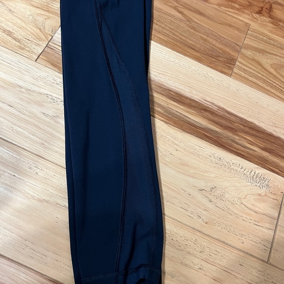 Lululemon Navy mid rise 7/8ths leggings. Size 4 - Picture 5 of 6